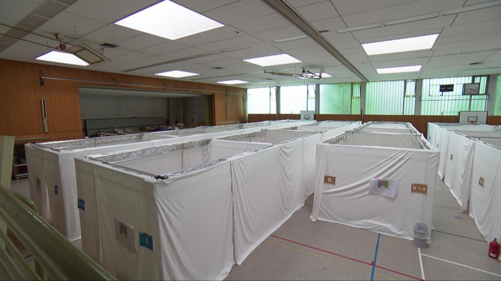 Foto: Eine Flüchtlingsunterkunft in einer Turnhalle