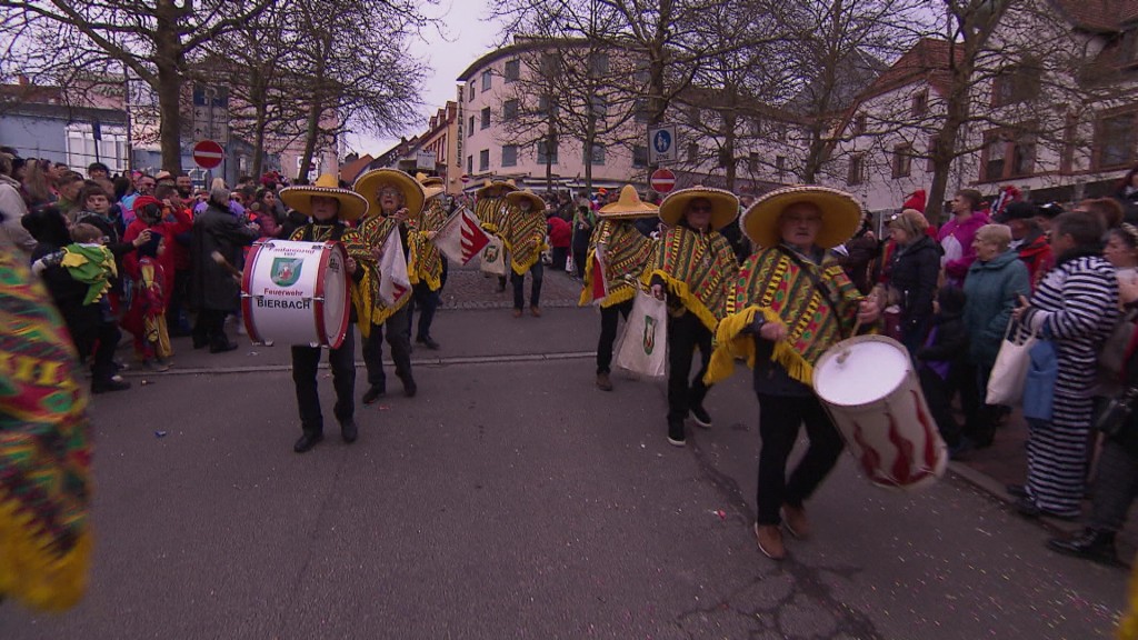 Foto: Eine Faasend-Gruppe zieht in Ponchos trommelnd durch Illingen