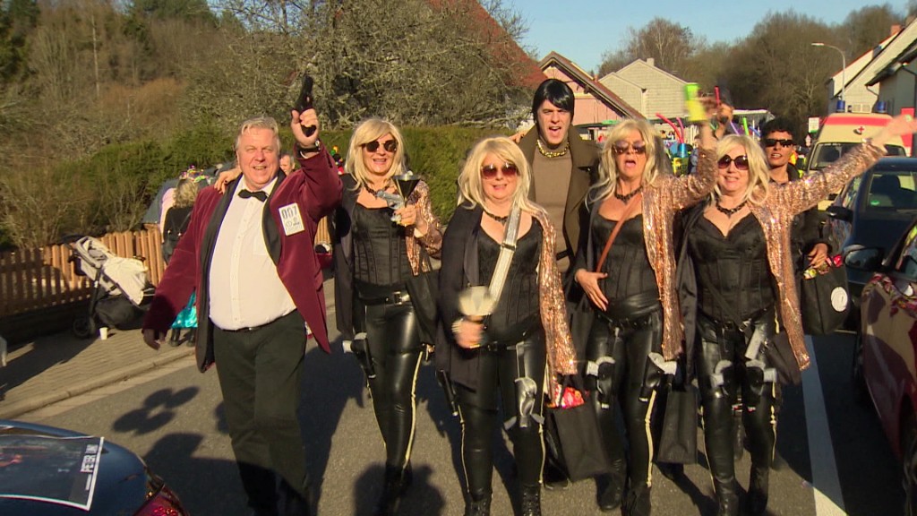 Foto: Bondgirls beim Umzug in Oberwürzbach