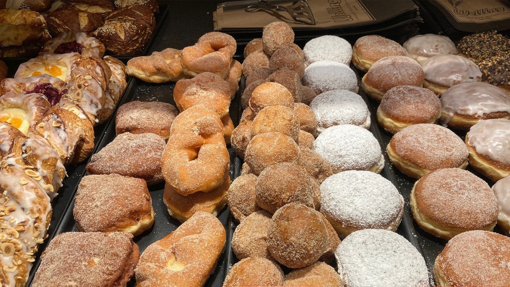 Unterschiedliches Fassendgebäck, darunter Kreppel, Quarkbällchen und Berliner