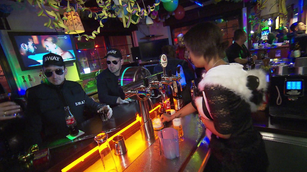 Foto: Verkleidete Menschen feiern Fasching in einer Bar 