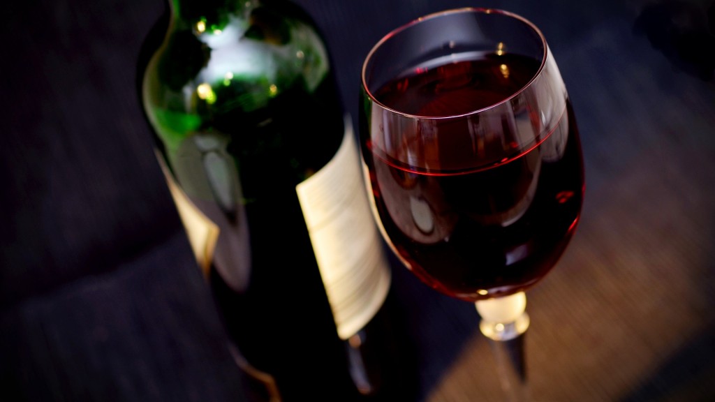 Ein Weinglas und eine Flasche Wein