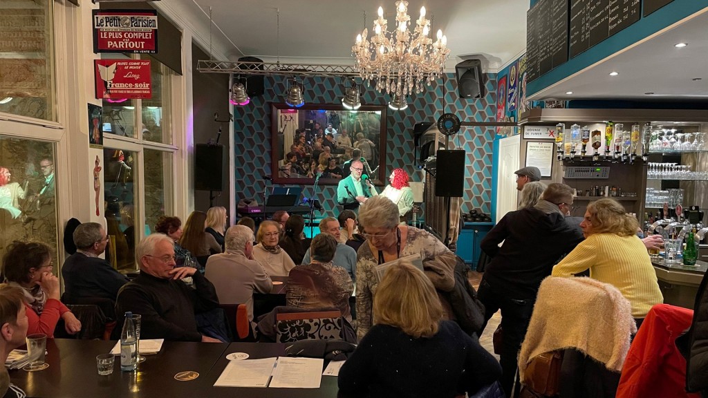 Besucher in der Brasserie „Terminus“
