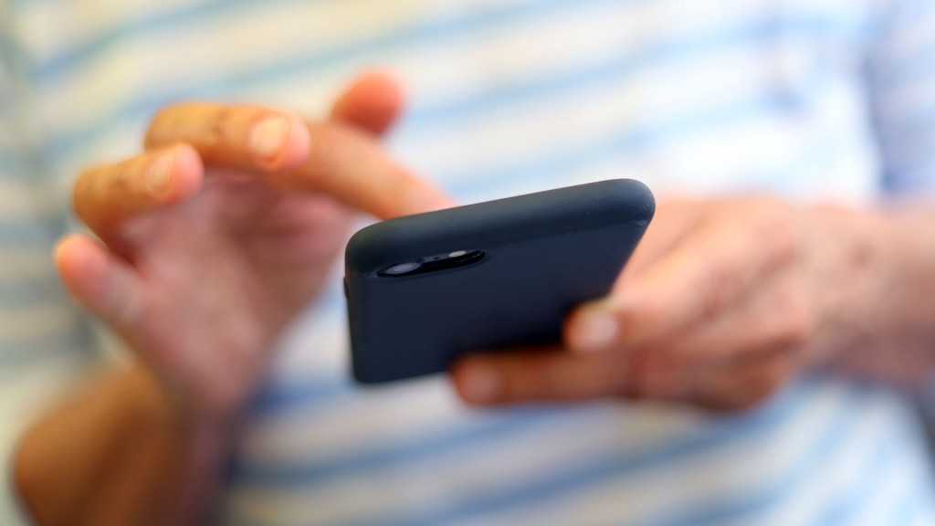 Eine Frau tippt auf ihrem Smartphone