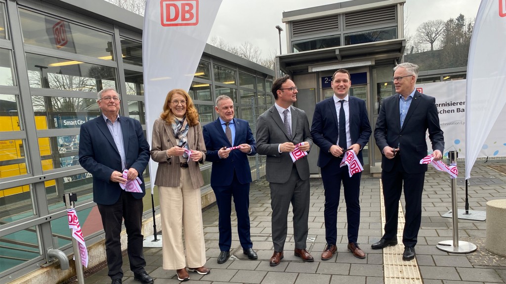 Ministerin Petra Berg (2 v.l.), Oliver Luksic, Parlamentarischer Staatssekretär (4 v.l.) sowie Vertreter der Deutschen Bahn und der Gemeinde Eppelborn