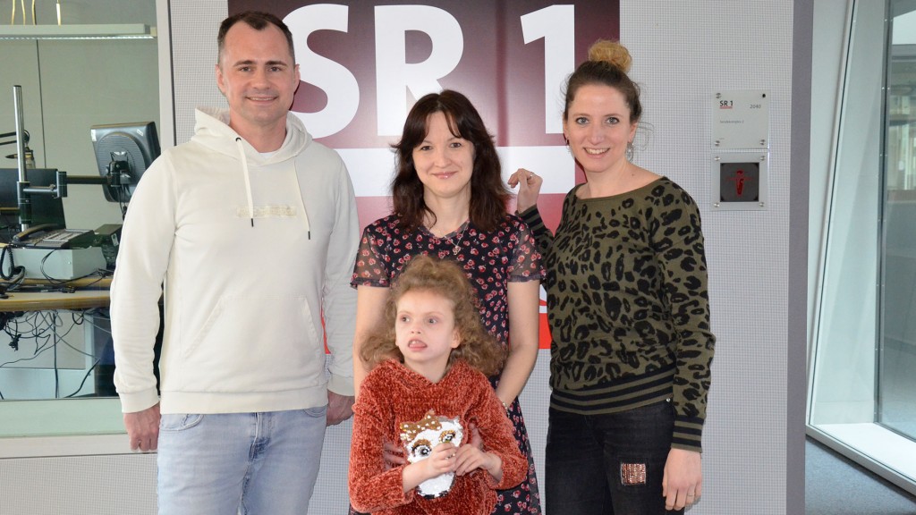 Olga Demych und ihre Tochter mit Frank Falkenauer und Kerstin Mark