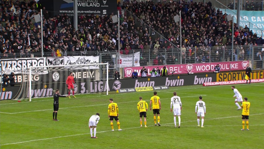 Foto: SVE gegen Dresen beim Elfmeter