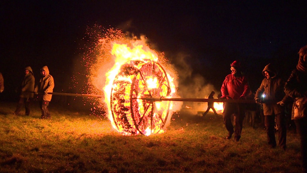 Foto: Männer drehen rollendes Erbsenrad in Wadrill