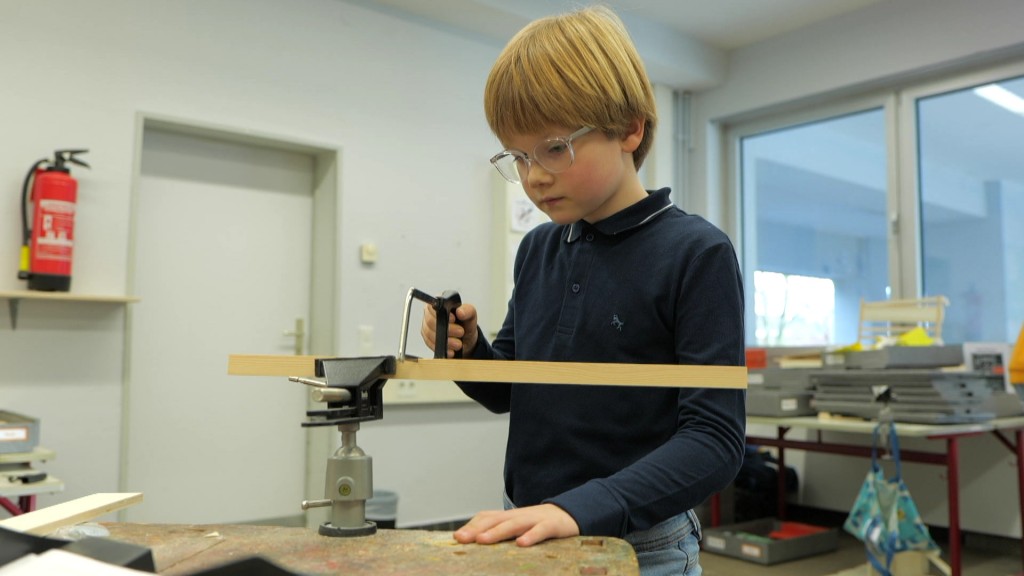 Foto: Ein Schüler beim Sägen
