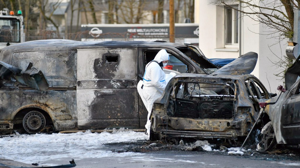 Der ausgebrannte Geldtransporter nach einem Überfall in Saarlouis