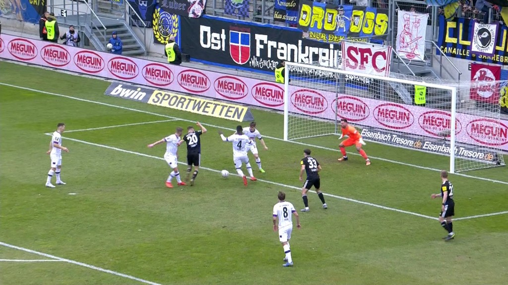 Foto: FCS Spieler mit Torchance im Osnabrücker Strafraum