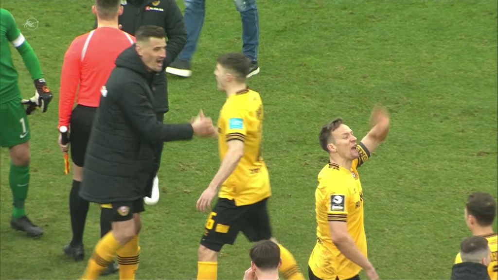 Foto: Dresden Spieler jubeln nach Sieg
