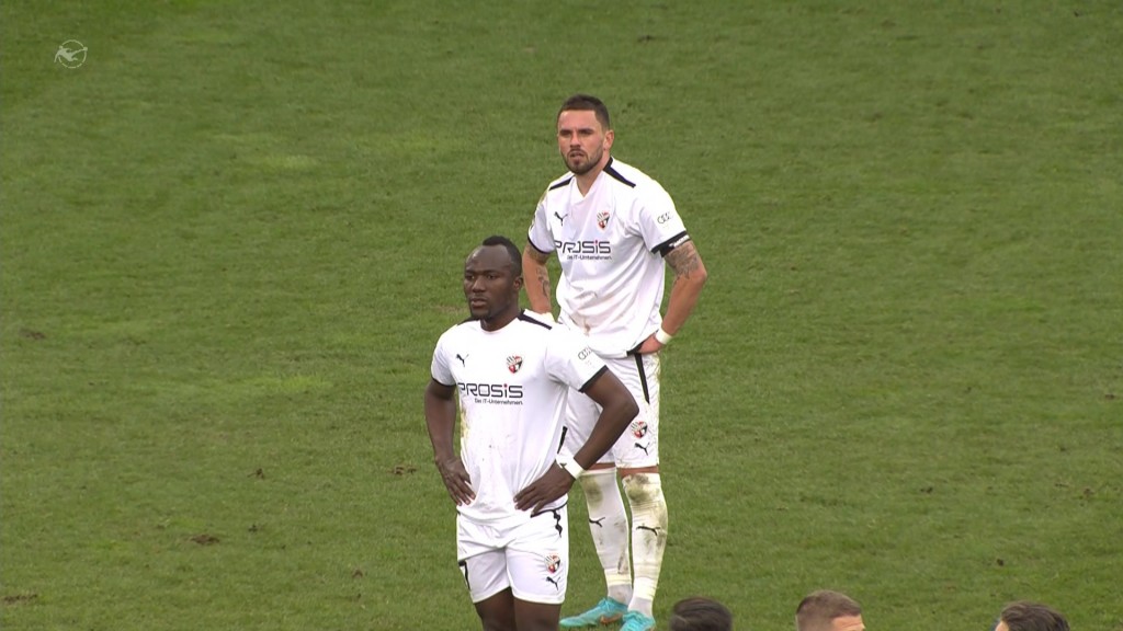 Foto: Ingolstadt-Spieler lassen Niederlage Revue passieren