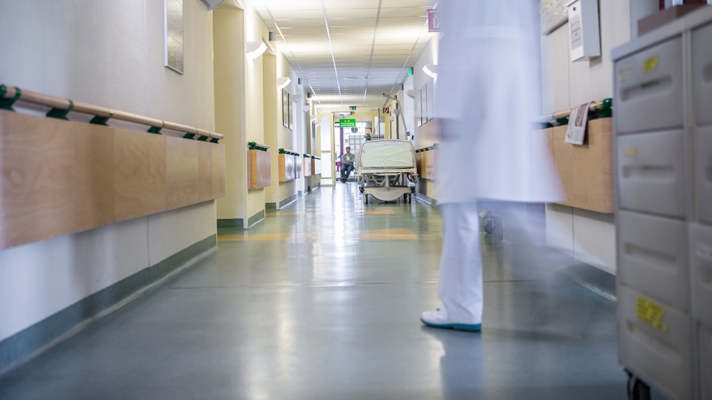 Eine Ärztin kommt am aus einem Stationszimmer eines Krankenhauses