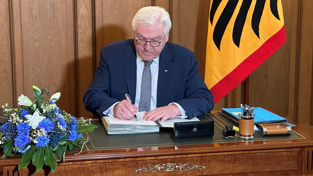 Foto: Steinmeier trägt sich in das goldene Buch der Stadt Völklingen ein