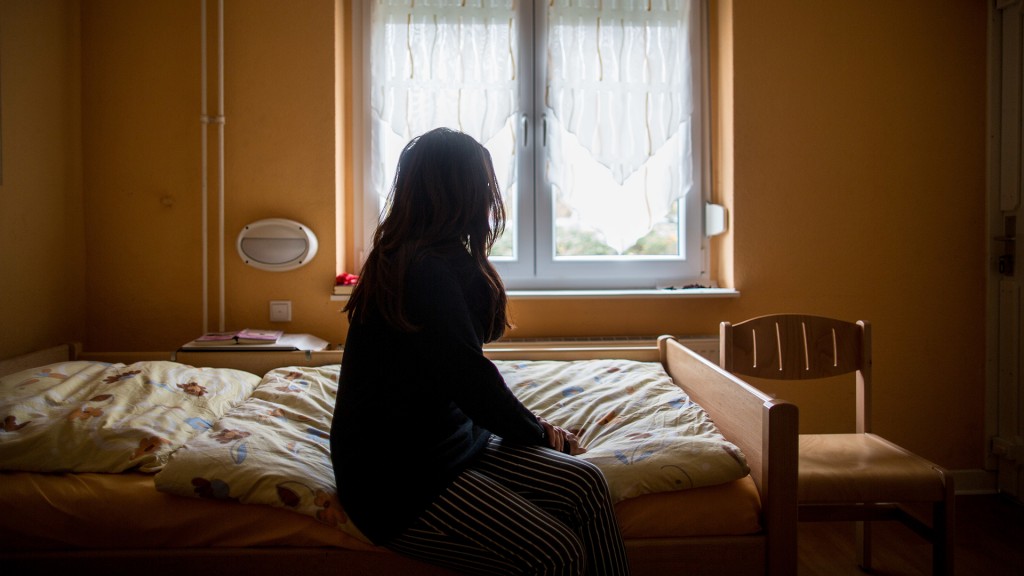 Eine Frau steht in einem Frauenhaus