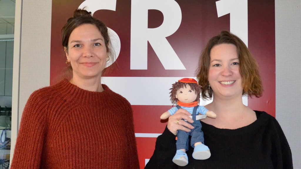 SR 1 Moderatorin Jessica Werner und Katharina Molitor, REgisseurin am Staatstheater Saarbrücken mit Handpuppe Peter