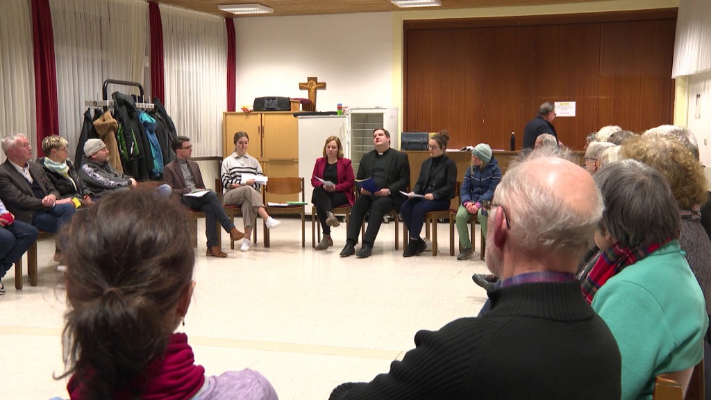 Foto: Ein Sitzkreis von Menschen