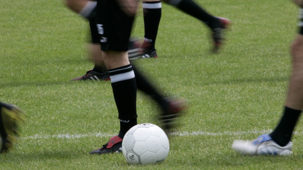 Fußballspieler auf einem Trainingsspielfeld 