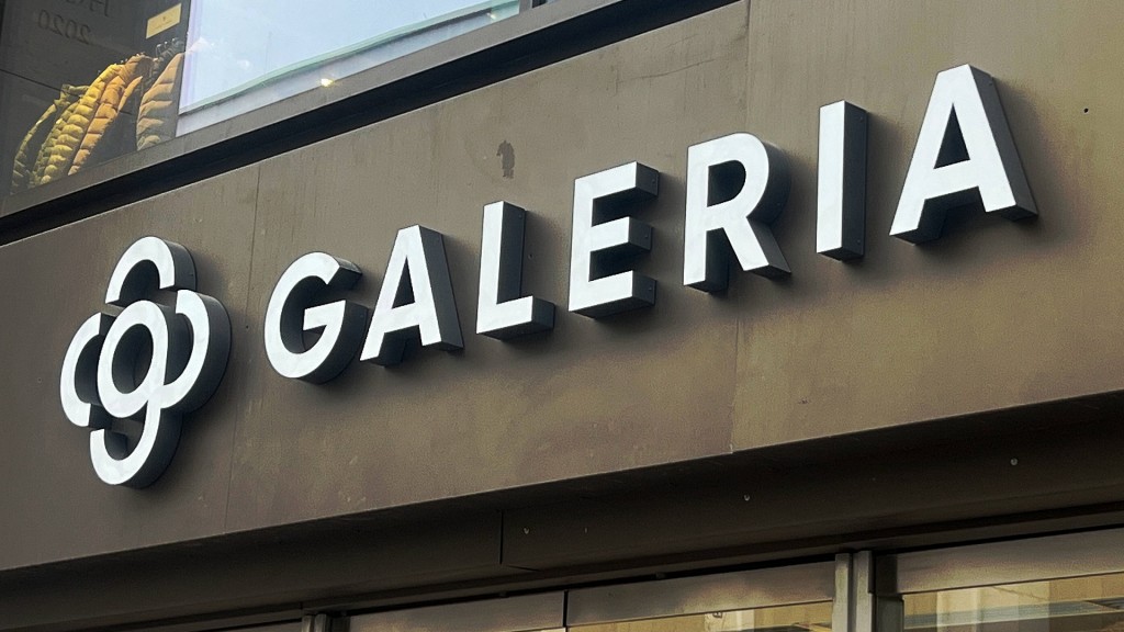 Das Logo von Galeria Kaufhof über einer Das Logo von Galeria Kaufhof über einer FensterfrontFensterfront
