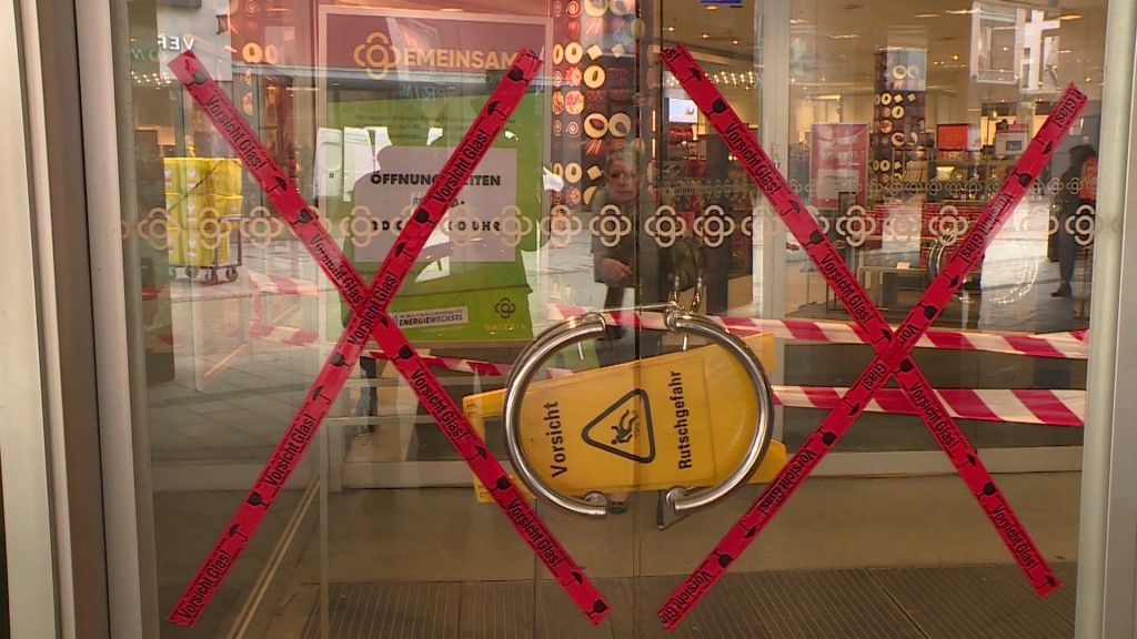 Foto: Geschlossene Türen der Galeria-Filiale 
