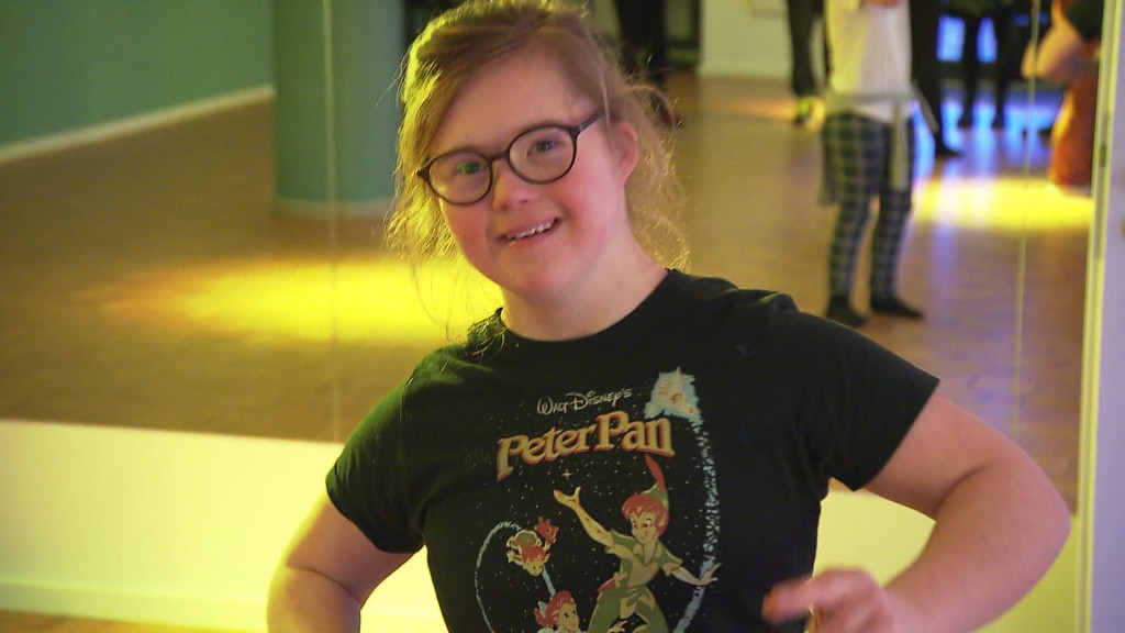 Foto: Ein Mädchen  in einer Tanzgruppe 