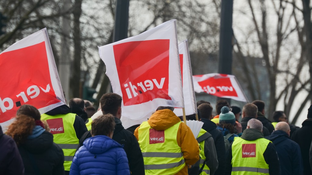 Beschäftigte des öffentlichen Dienstes und Tagespflegekräfte setzen den Streik in Köln fort