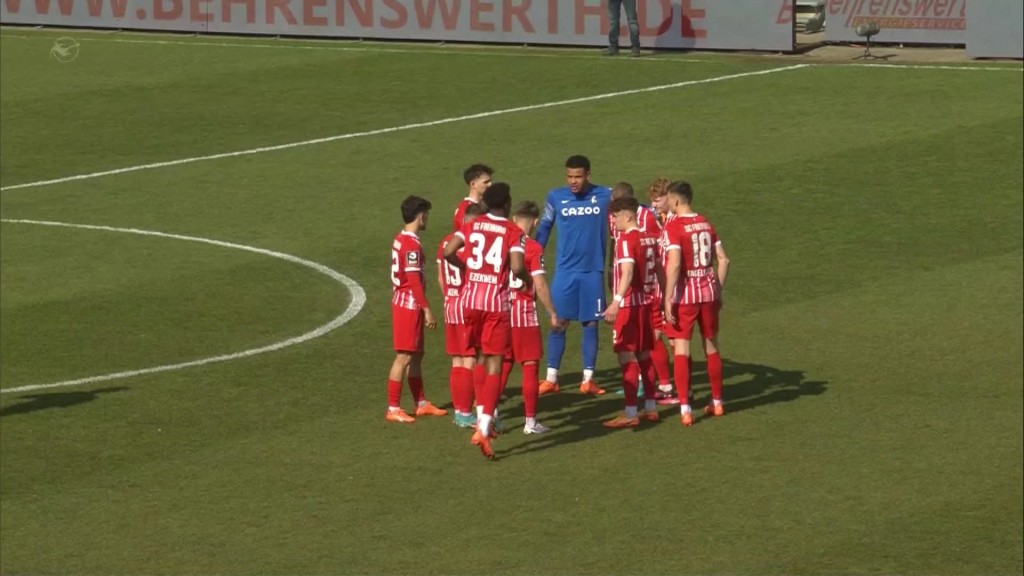 Foto: Freiburg-Spieler besprechen sich