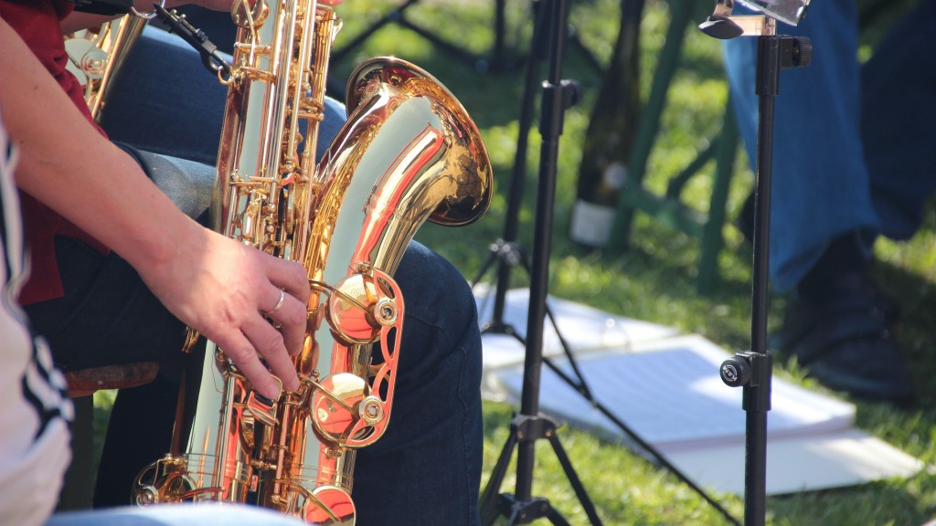 Eine Person spielt ein Saxophon