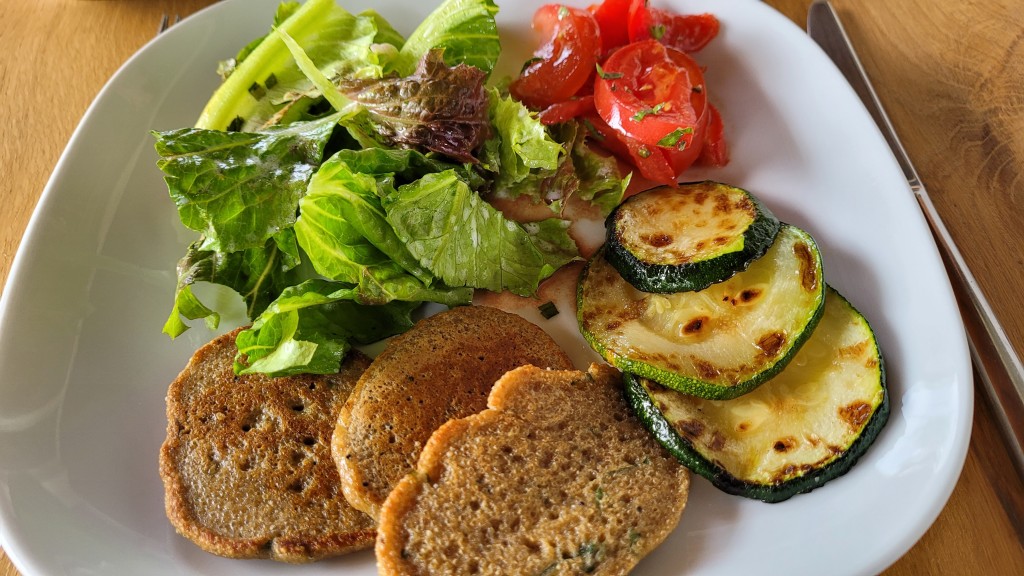 Foto: Amaranth-Bratlinge mit Salat