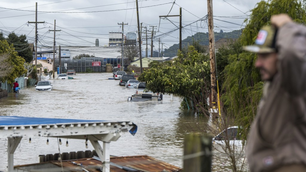 Ein Mann blickt auf die Überschwemmungen in Watsonville