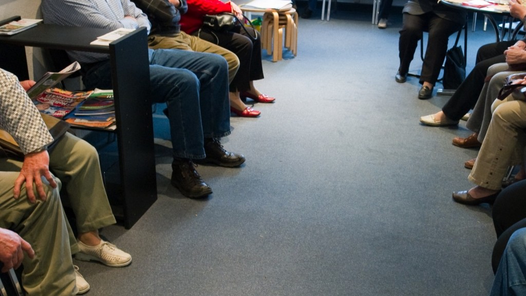 Viele Patienten sitzen in einem Wartezimmer einer Arztpraxis 