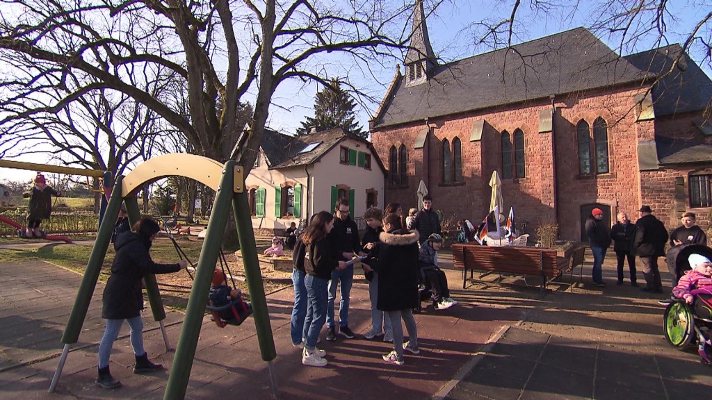 Foto: Menschen auf einem Kinderspielplatz