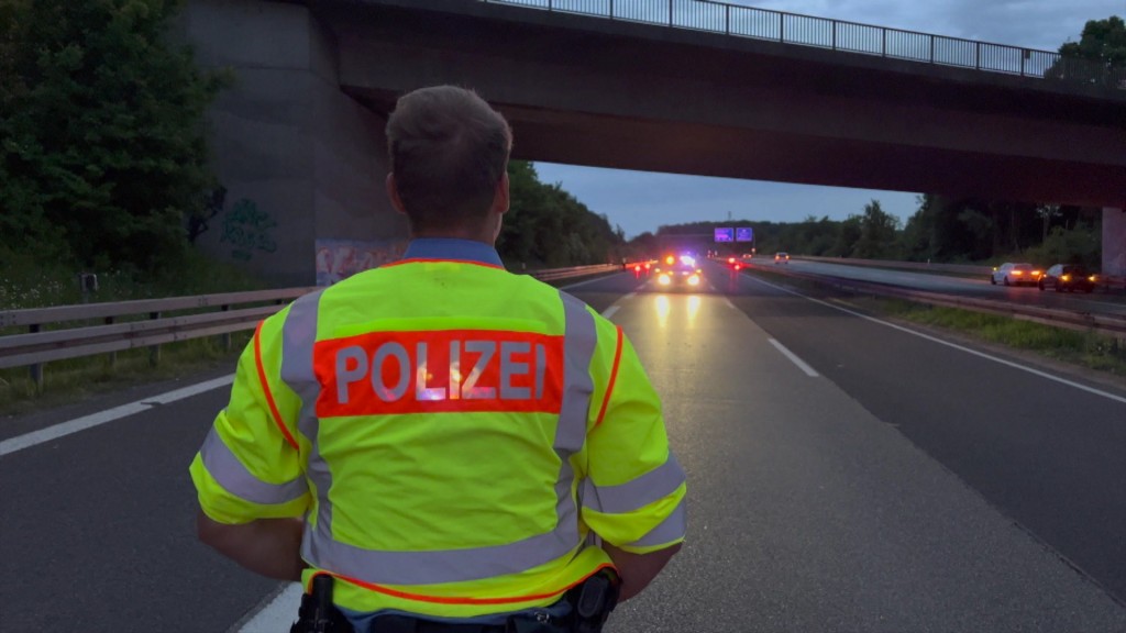 Foto: Polizist sichert Unfallstelle