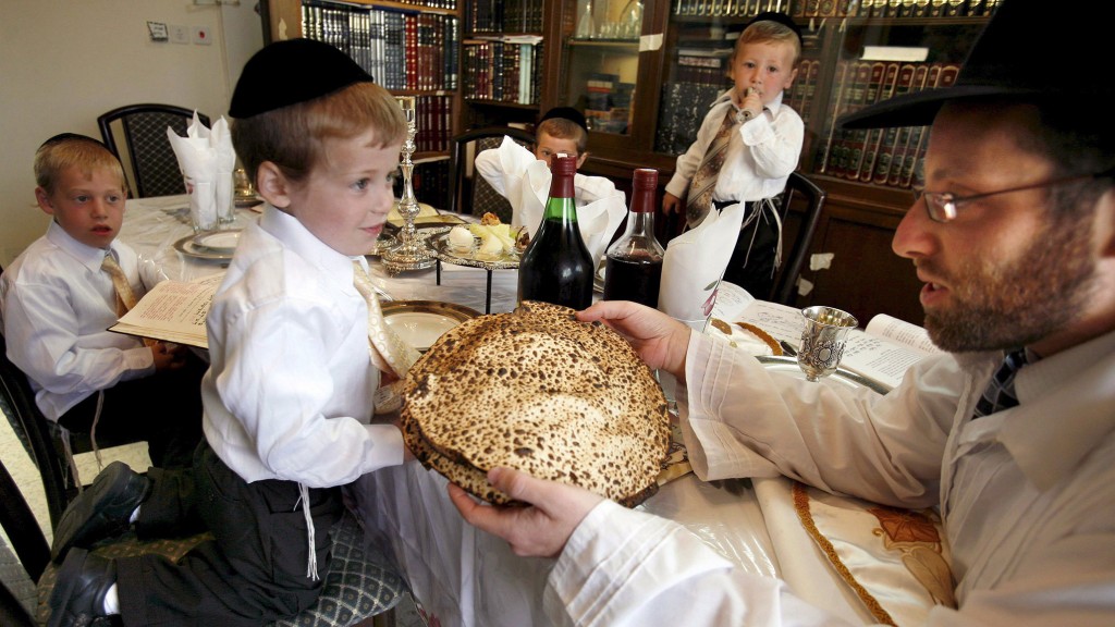Eine jüdische Familie feiert das Pessach-Fest