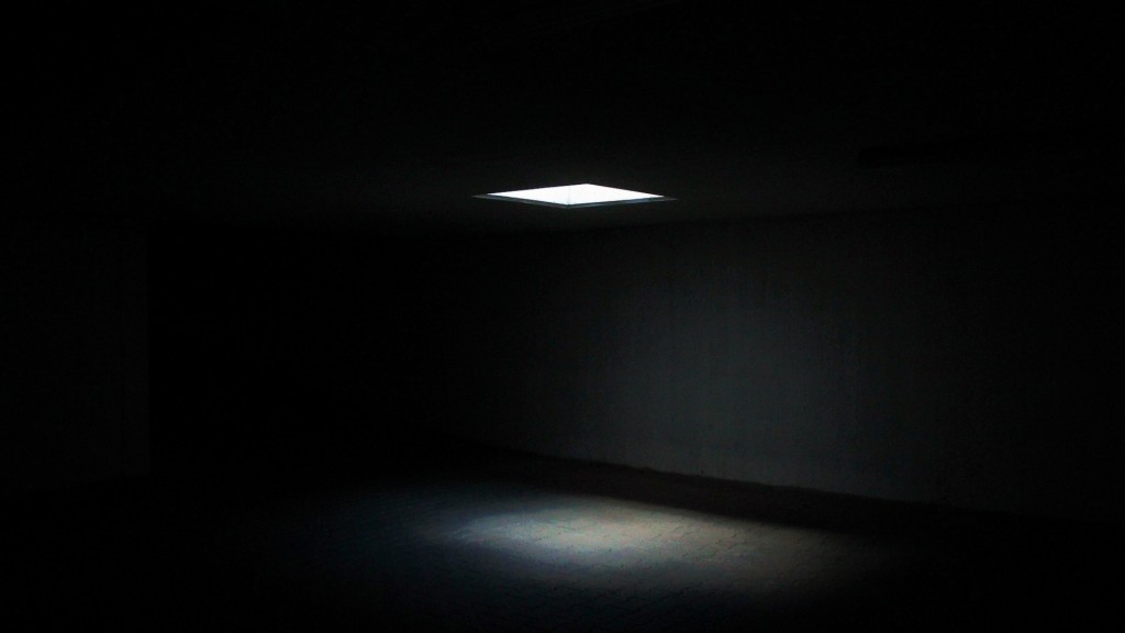 Licht fällt durch eine Öffnung in einen dunklen Raum