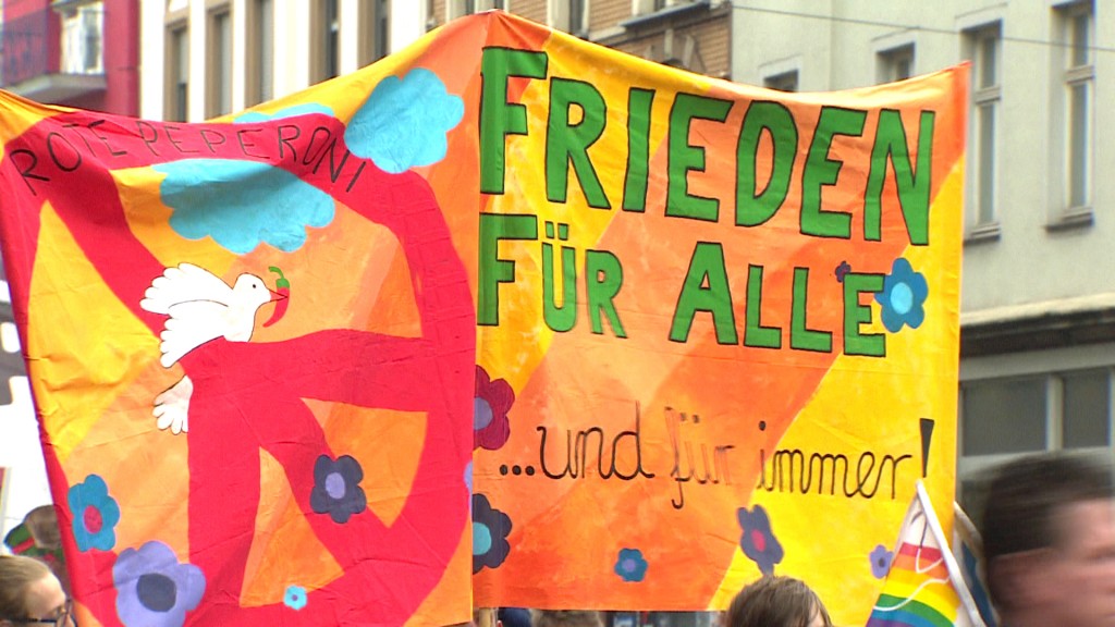 Plakat während eines Ostermarschs in Saarbrücken