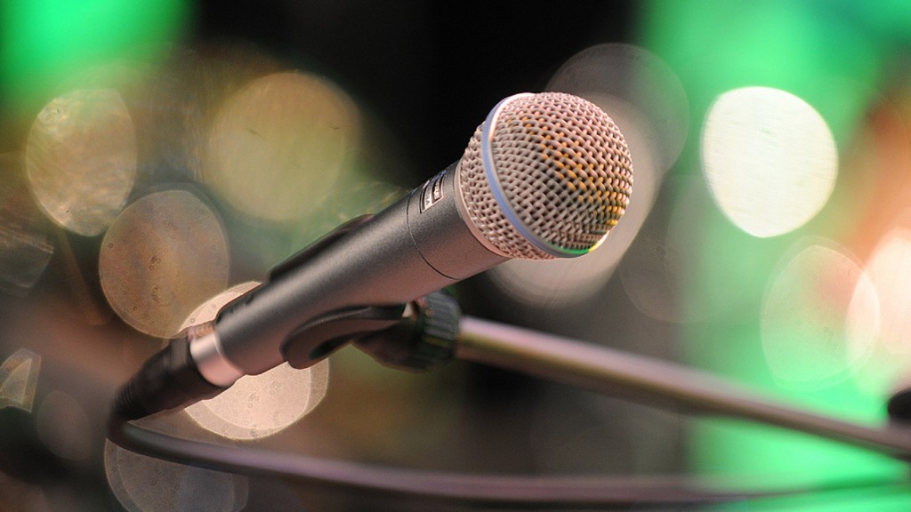 Mikrofon vor grün verschwommenem Hintergrund
