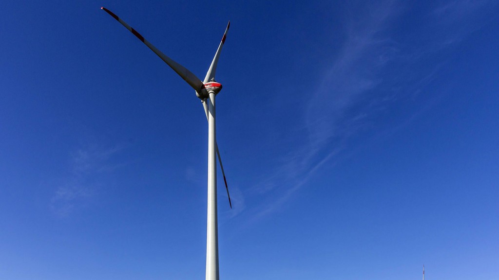 Windkraftanlage bei Perl, im Hintergrund das Atomkraftwerk Cattenom in Frankreich