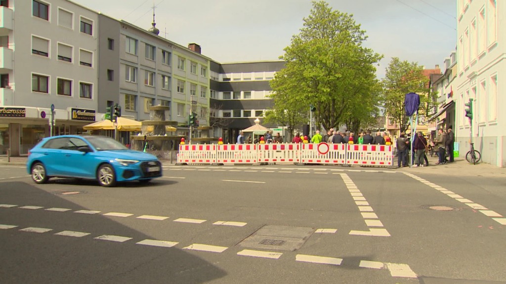 Foto: Ein Auto vor einer Baustelle