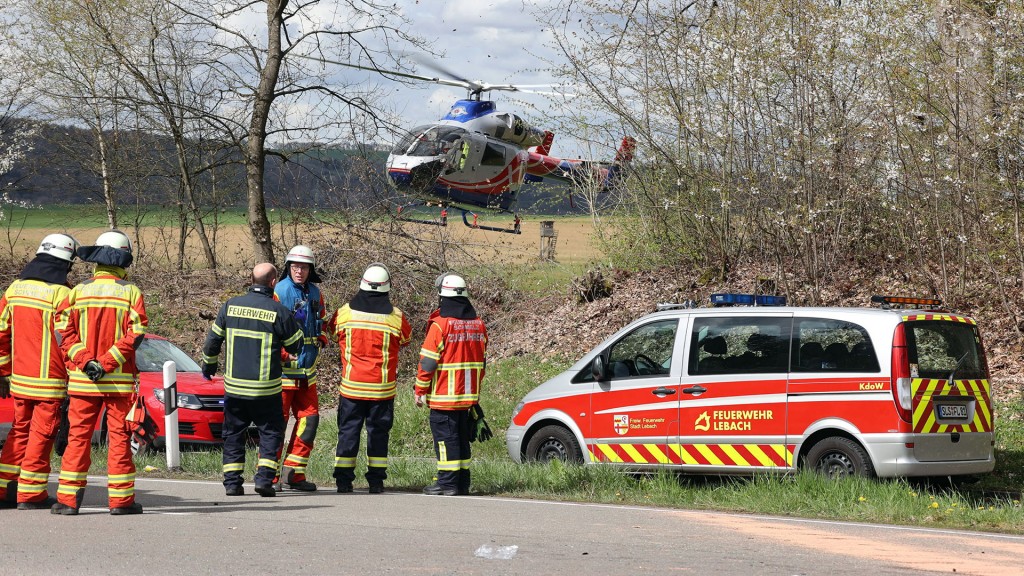 Foto: Feuerwehr-Einsatzkräfte und Rettungshubschrauber nach einem schweren Verkehrsunfall zwischen Lebach und Schmelz