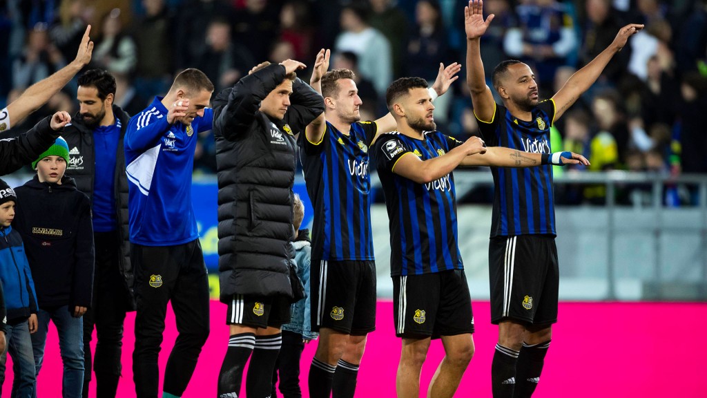 Foto: Spieler des FC Saarbrücken jubeln auf dem Fußballplatz