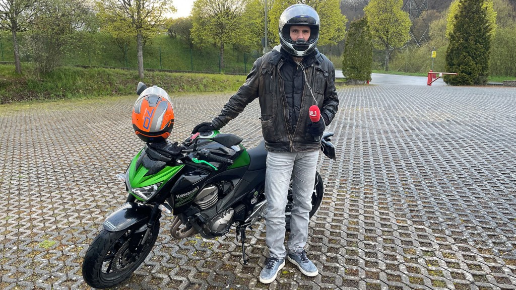 SR 1 Moderator Marc-André Kruppa nimmt eine erste Motorrad-Fahrstunde