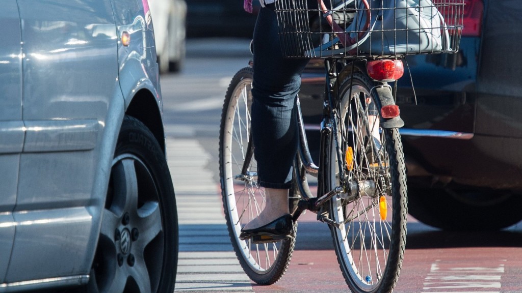 Fahrradadfahrer im Verkehr