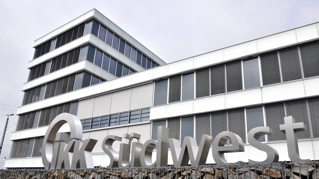 Foto: IKK Südwest. Das Logo vor dem Firmensitz in Saarbrücken.
