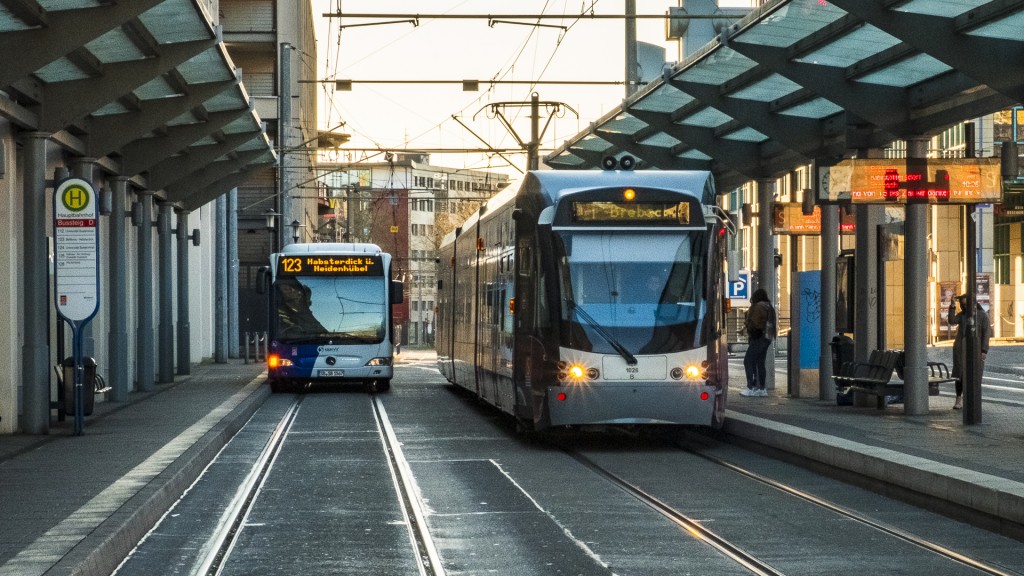 Foto: Saarbahn und Bus am Hauptbahnhof in Saarbrücken