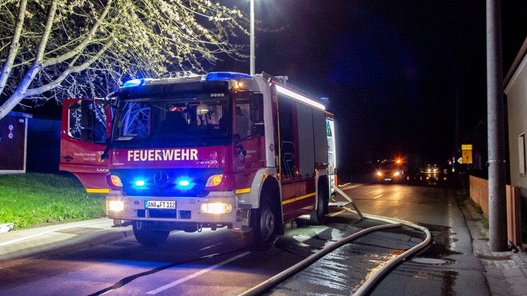 Foto: Feuerwehreinsatzfahrzeug bei Nacht