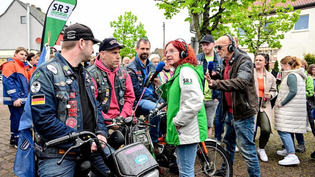 Susanne Wachs und Thomas Gerber mit dem Mofa-Club Primstal