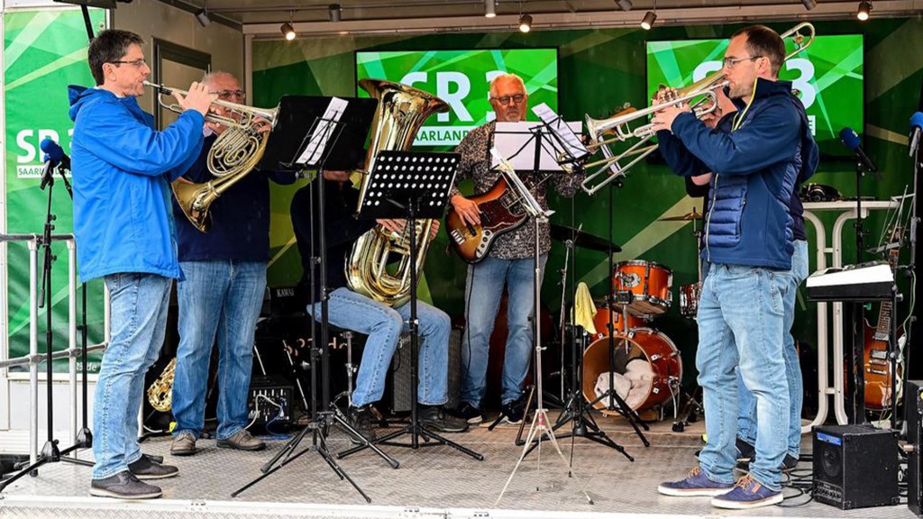 Ein Musikverein auf der Bühne in Primstal