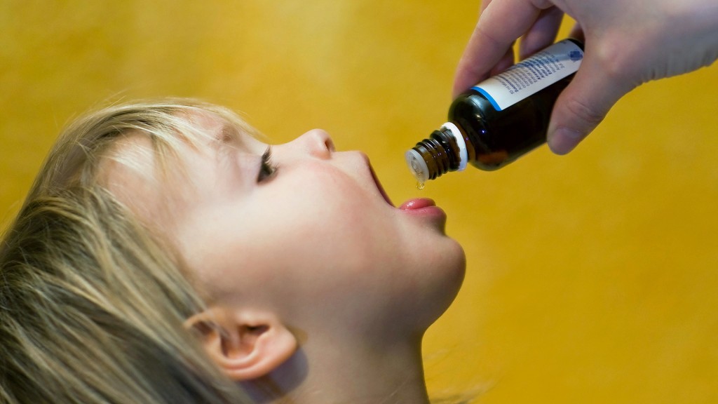 Foto: Ein Kind nimmt Medizin ein